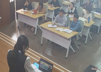 The two student dipping shoeplay under the table when having a lesson 1