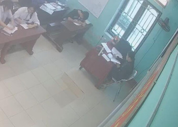 The teacher in white heels heelpopping when having a lesson