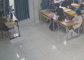 She dangling shoeplay in sandals 2