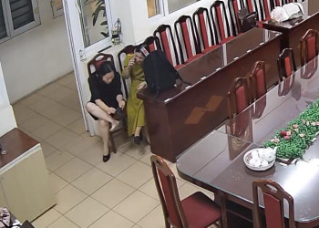 The teacher dangling and shoeplay after class in her office 47