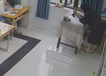 Today she in sandals stand up shoeplay