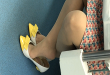 Snapped some girls dangling shoeplay in the subway