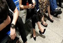 Lady dangling shoeplay when line up in the waiting hall 9