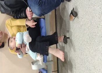 The lady dangling shoeplay when line up on the waiting hall 191