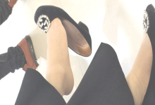 The lady dangling shoeplay when line up on the waiting hall 217