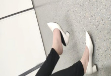 The lady dangling shoeplay when line up on the waiting hall 221