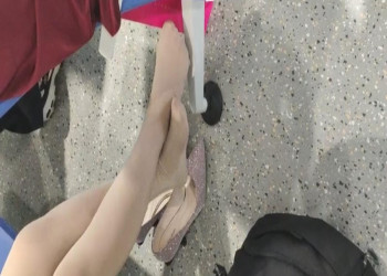 The lady dangling shoeplay when line up on the waiting hall 234