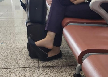  The railway hostess sat down for a short rest