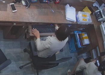 The jewelry store cashier dangling under the table 2026109