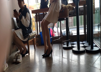 The models change shoes during break