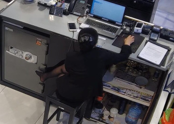 The jewelry store hostess in black nylon show us her cute feet! 296