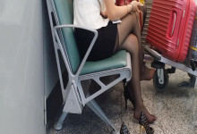The lady dangling shoeplay when line up in the airport waiting hall 2