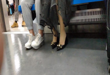 The lady dipping shoeplay when waitting for a train 37