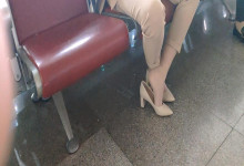 The lady dipping shoeplay when waitting for a train 38