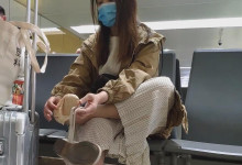 The hot girl in sneakers stand up dipping shoeplay