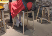 Let's watch the girl dipping shoeplay from her back