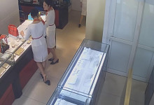 The jewelry store hostess with glasses will be the new shoeplay queen 2