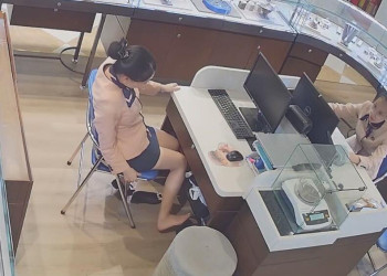 The jewelry store remove heels show us her sole 7