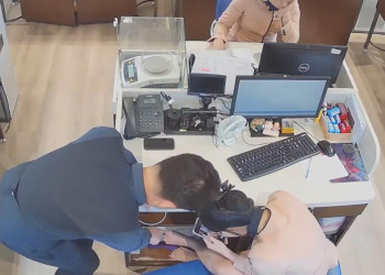 OMG, her co-worker touched her toes,i wish i was her co-worker too