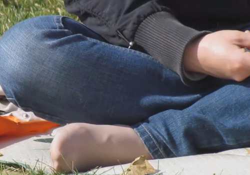 The beautiful girl took off her high heels and relaxed her feet 4