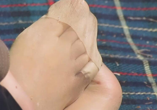 The lady took off her high heels and relaxed her feet 7