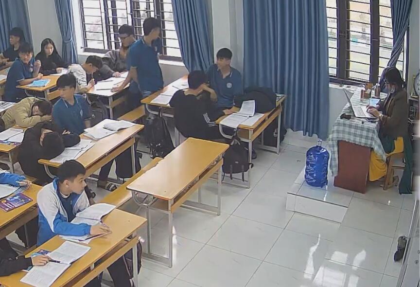 The teacher dangling shoeplay and dipping many times during class 3