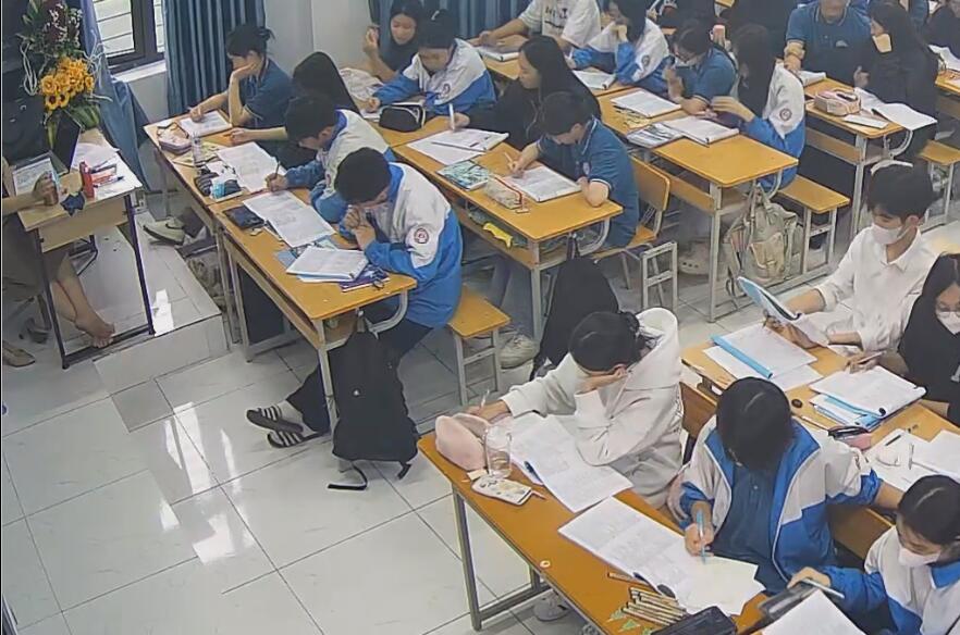 The teacher dangling shoeplay and dipping many times during class 4