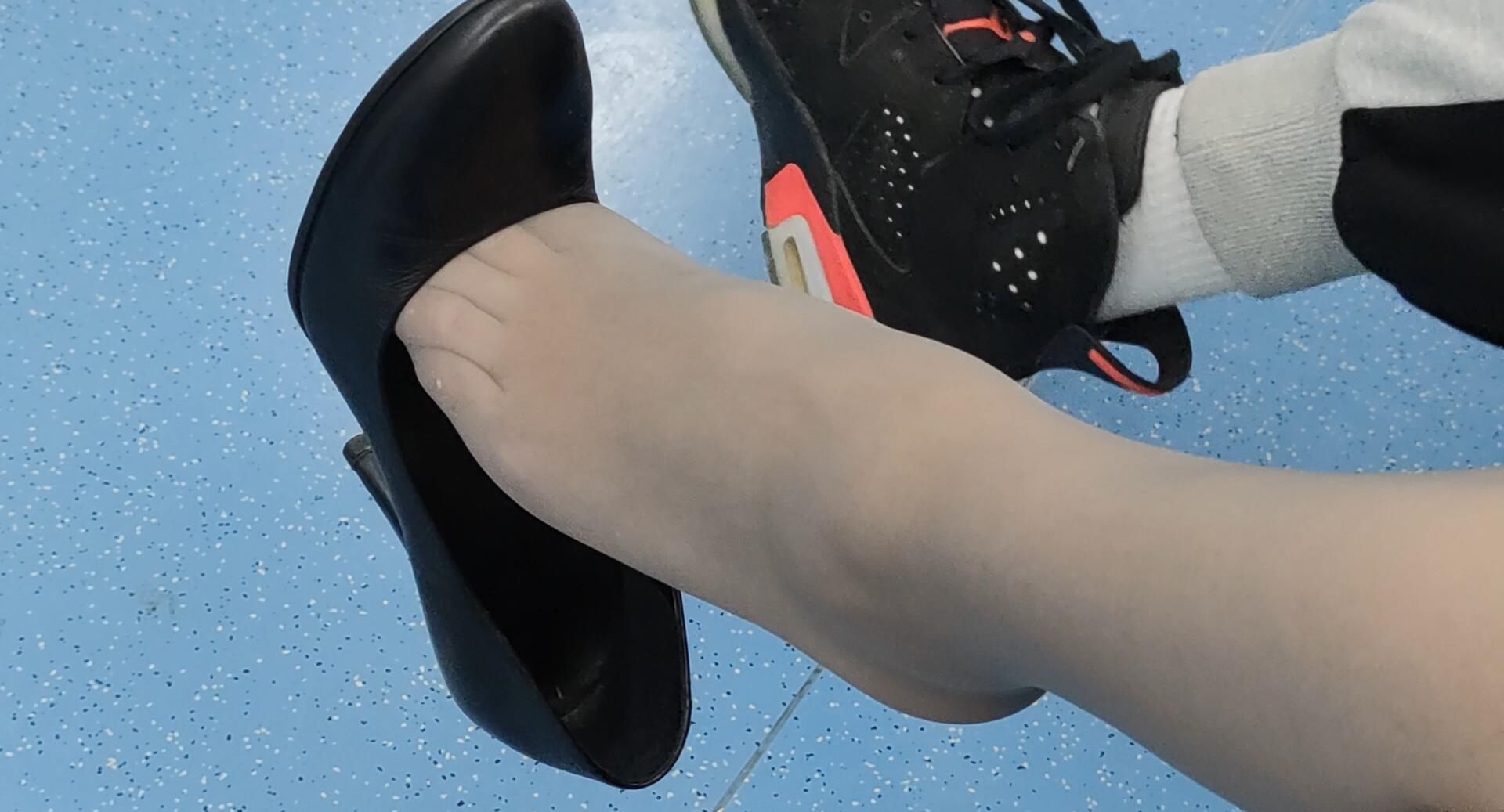 Hot girl dangling shoeplay on the subway 4