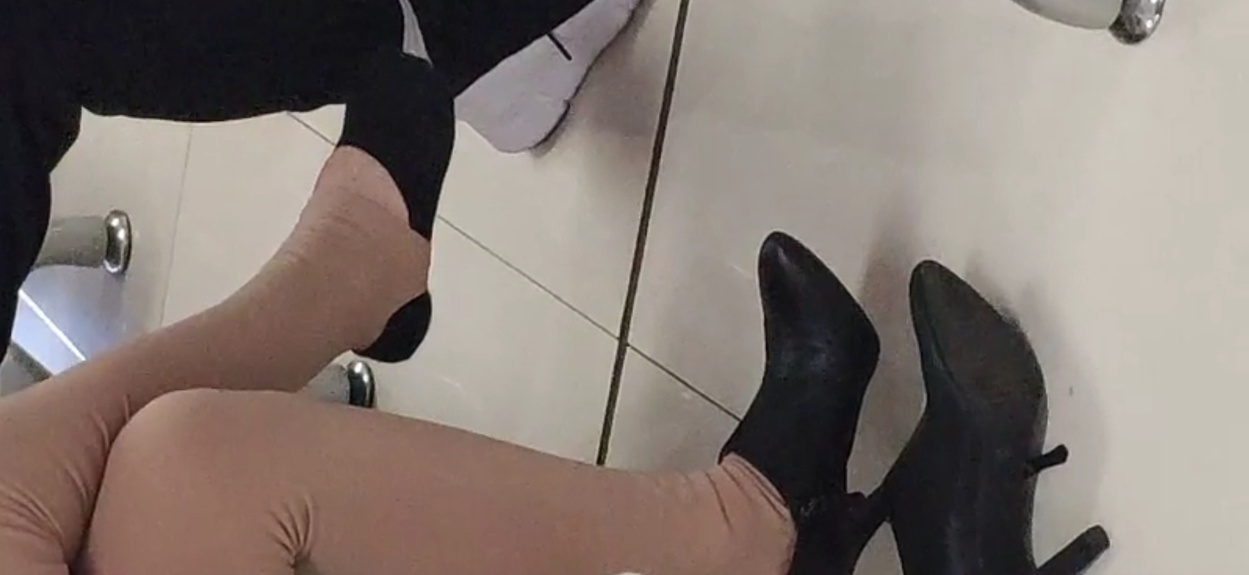 Lady dangling shoeplay when line up in the waiting hall 33