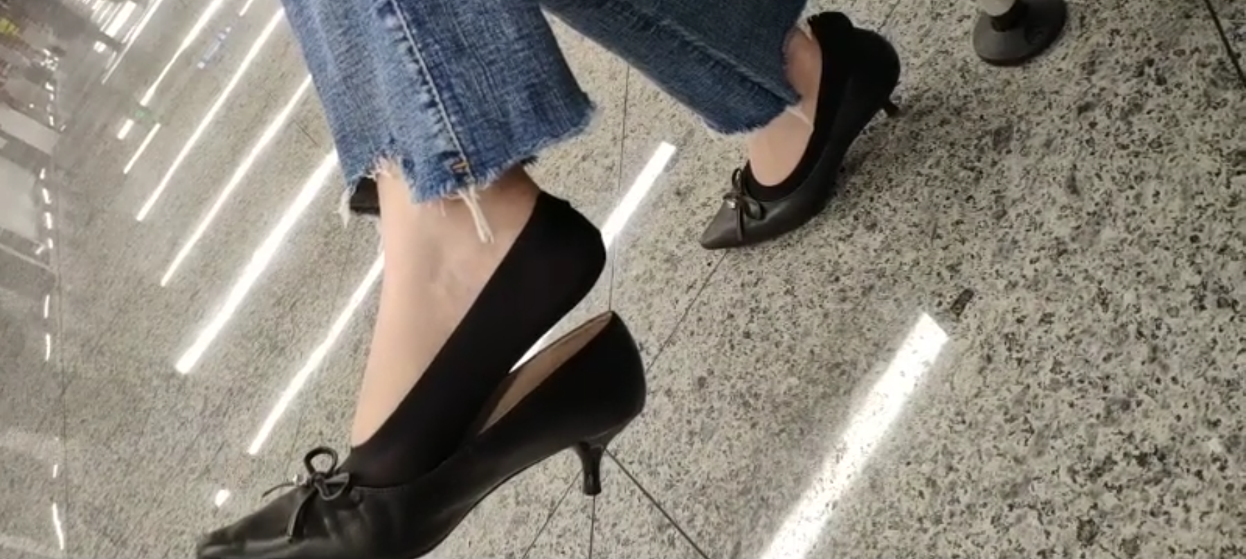 Lady dangling shoeplay when line up in the waiting hall 61