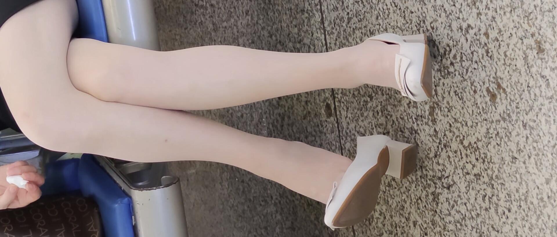 The lady dangling shoeplay when waitting for a train 43