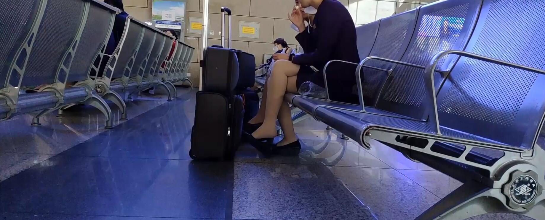 The airport hostess dipping shoeplay when waiting for the airline 2