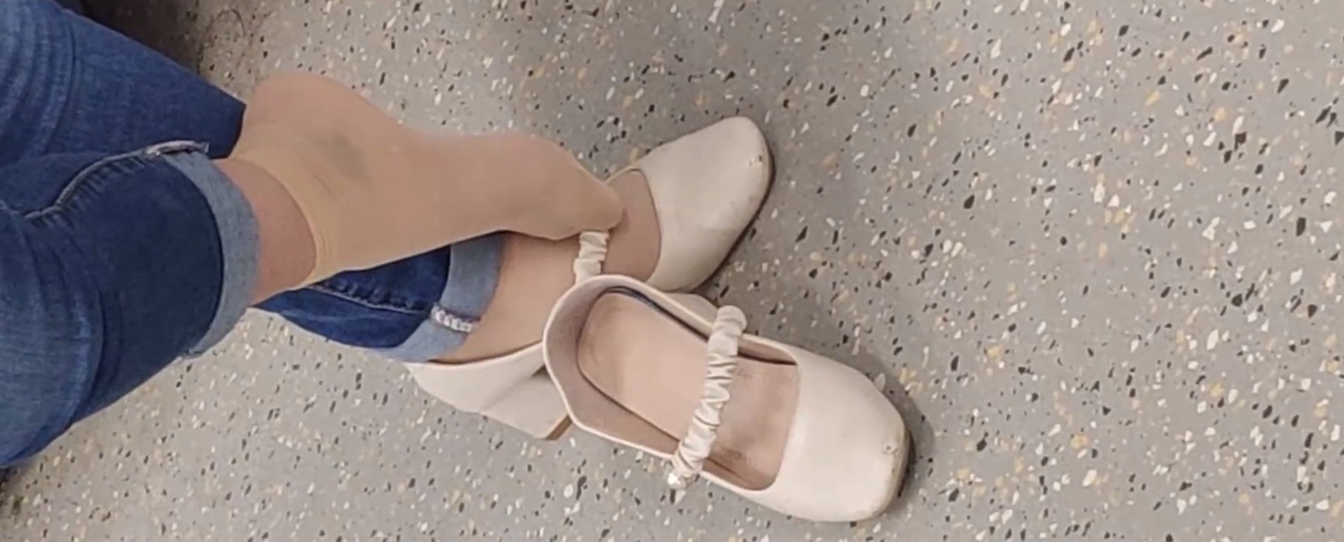 The  lady dangling shoeplay when line up in the waiting hall 147