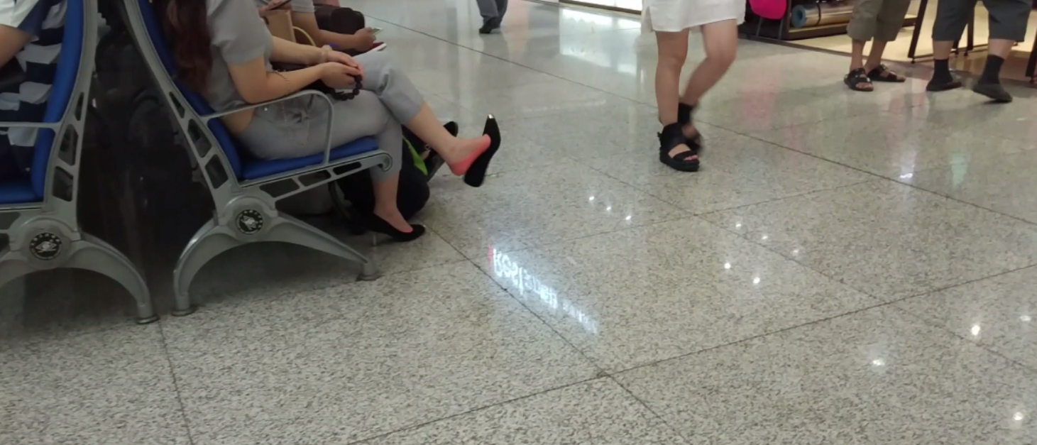 The lady dangling shoeplay when waitting for a train 75