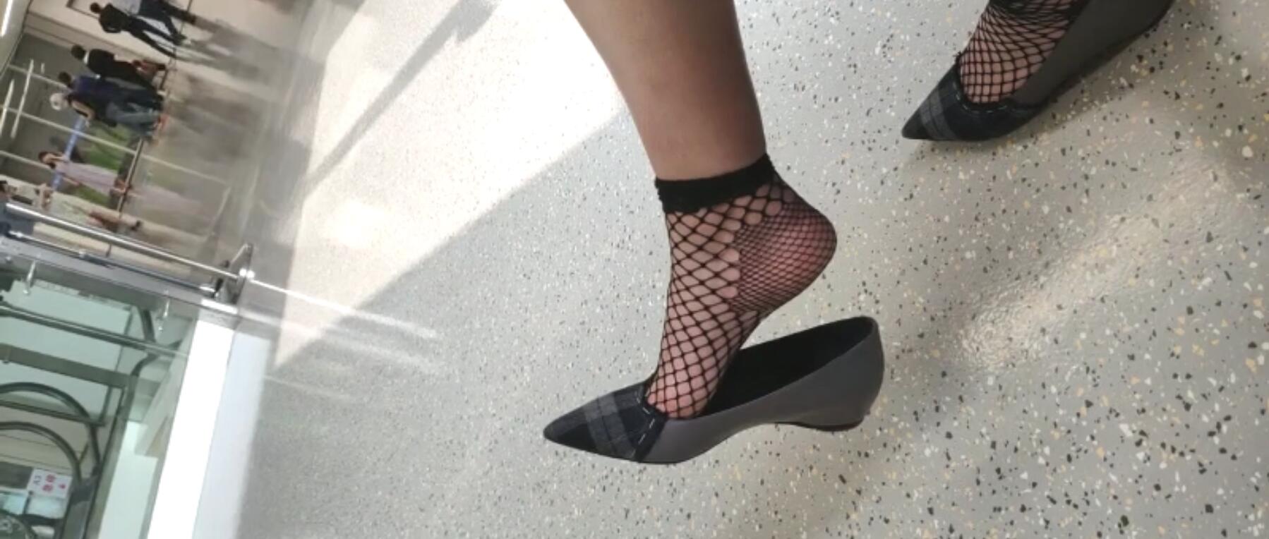 The lady dangling shoeplay when line up on the waiting hall 235