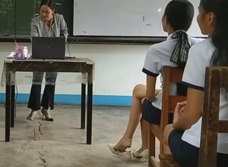 The student dangling shoeplay in class