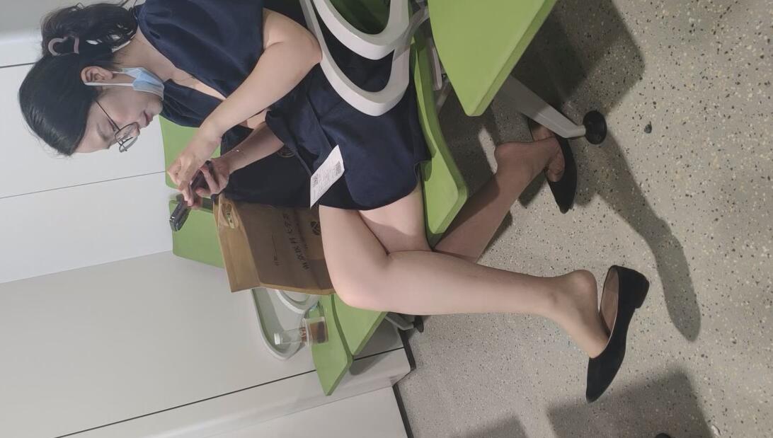 The lady dangling shoeplay when waiting for a call at the hospital 2