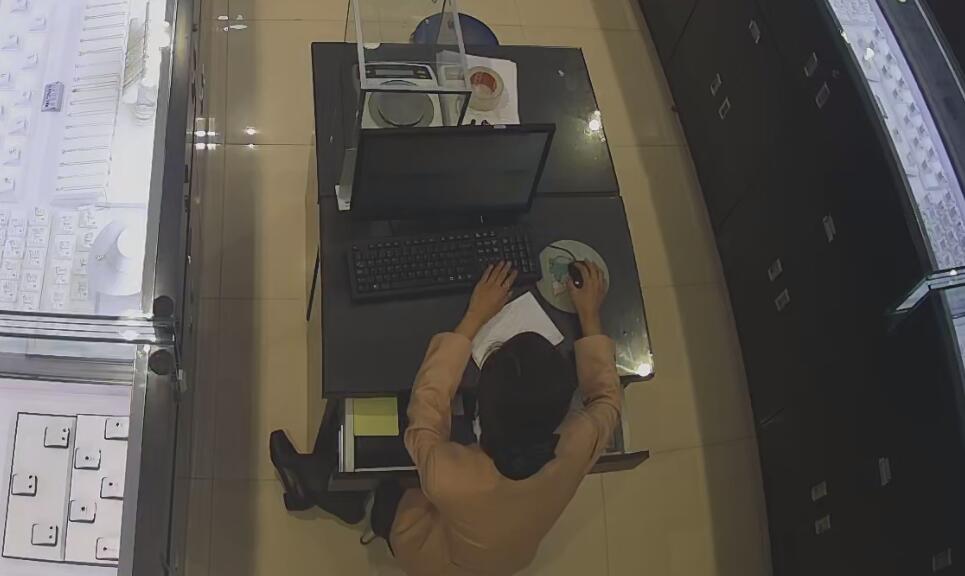 Let&#039;s watch the jewelry store hostess dangling shoeplay from overhead