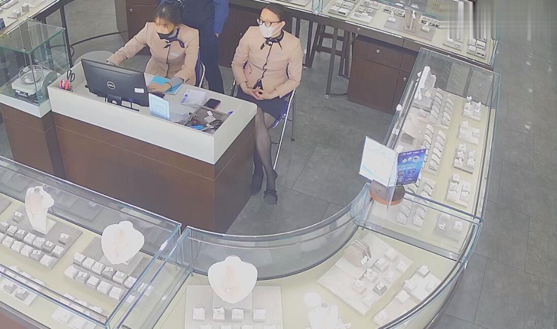 Let&#039;s watch the jewelry store hostess in blacknylon dangling from her front