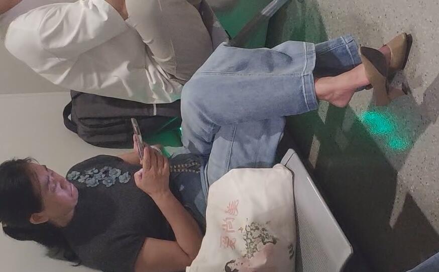 The lady bare feet dangling shoeplay when waiting for a call 19