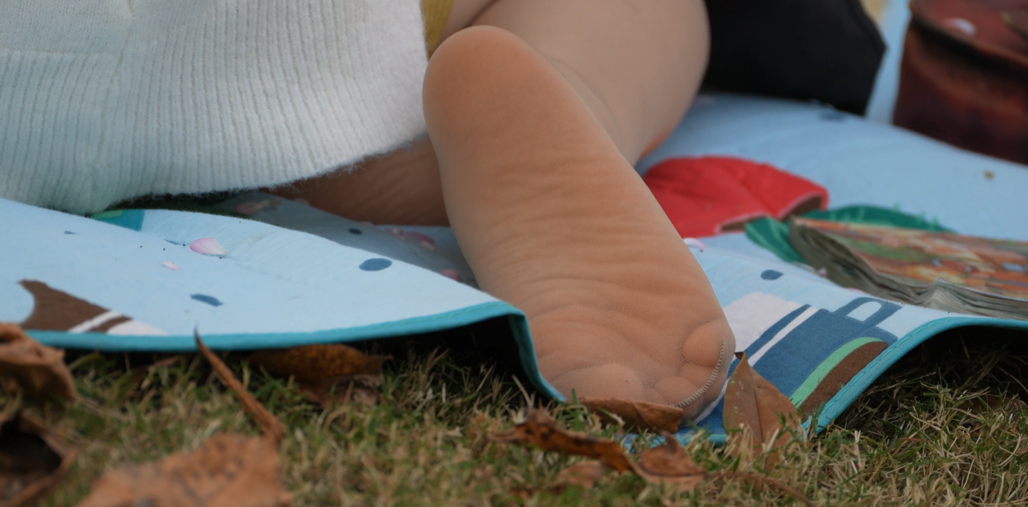 The lady remove heels relax her feet on the grass 5