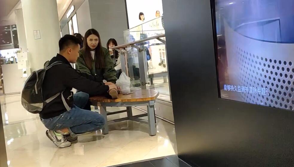 The girl&#039;s boy friend footmassage for her