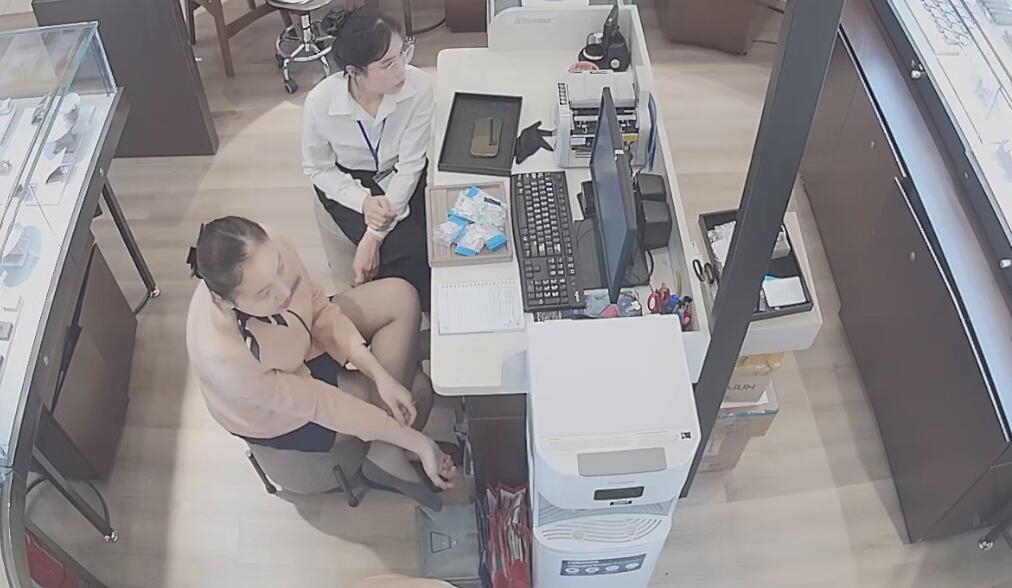 She is the shoeplay queen of jewelry store managers 2