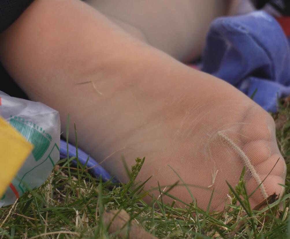 The lady show us her cute sole 7