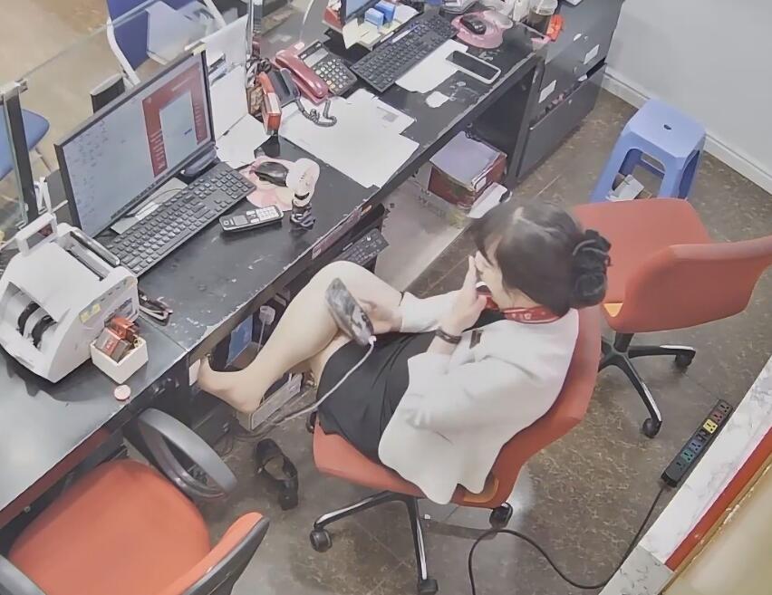 The jewelry store hostess manager show us her cute feet 2