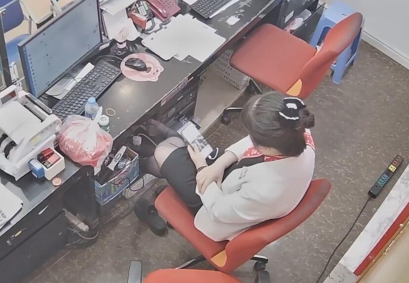 The jewelry store hostess manager show us her cute feet 7