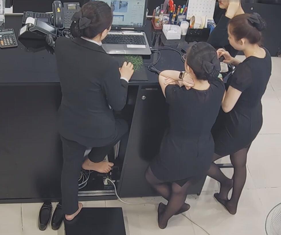 The jewelry store hostess in black nylon show us her cute feet! 287