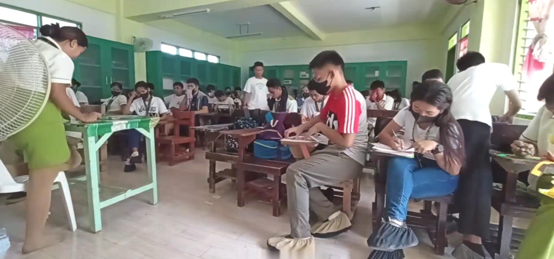 The teacher remove shoes when having a lesson