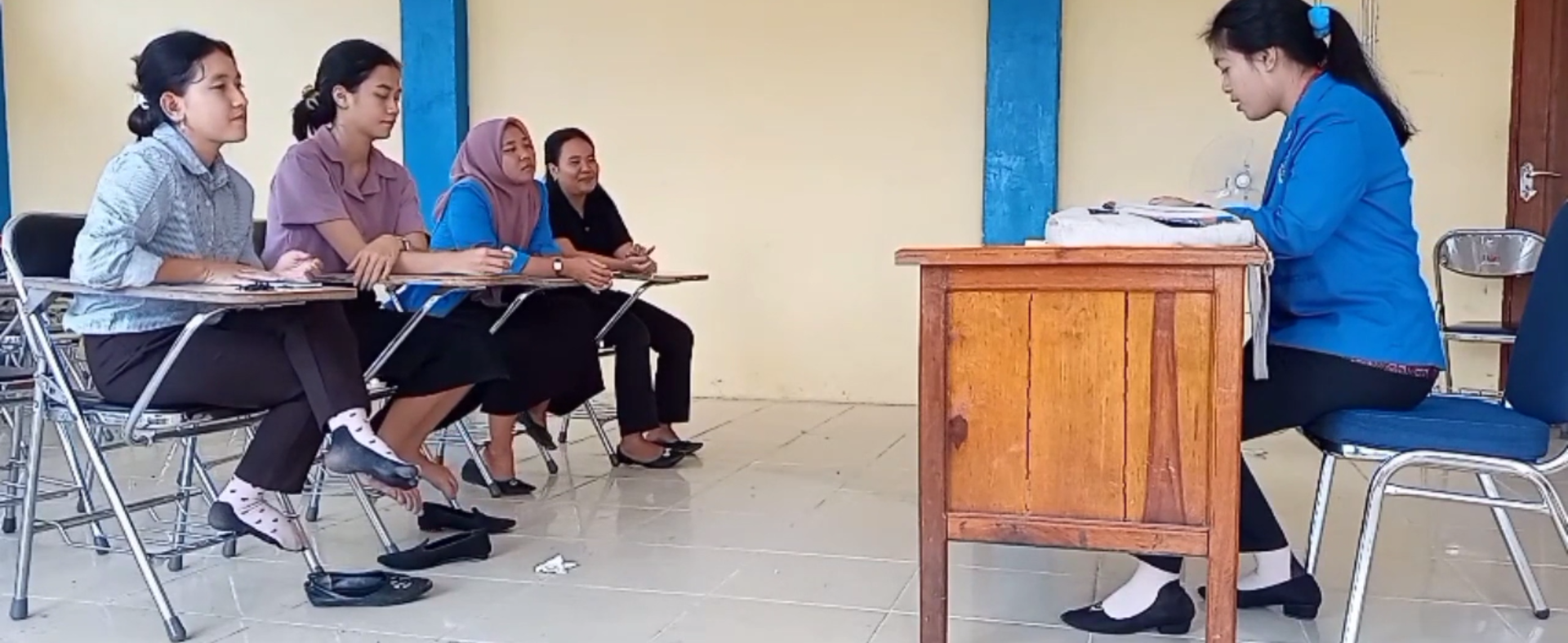 The student remove heels and relax her feet on the class