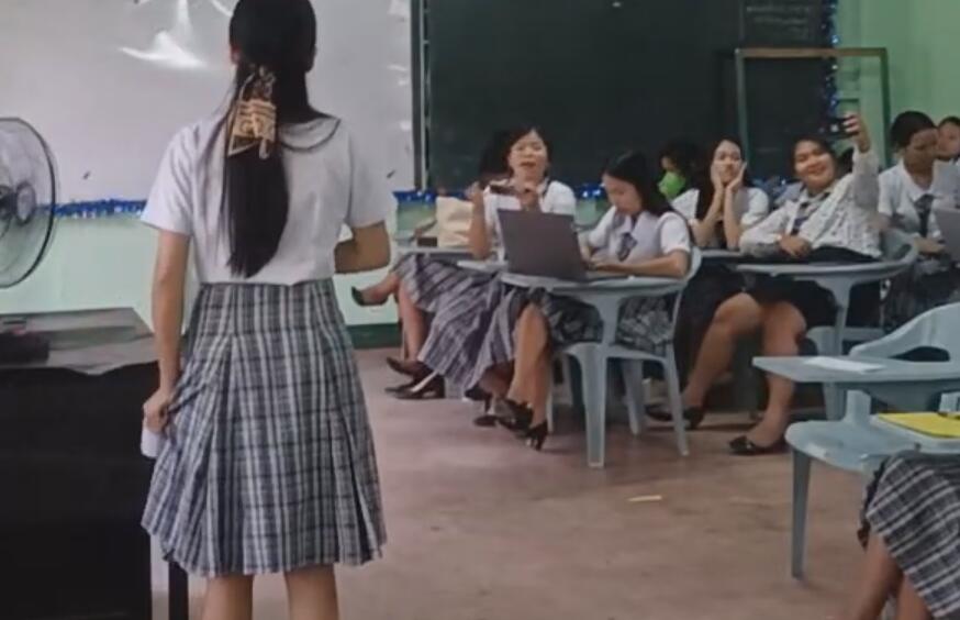 The student remove heels and footmassage by herself in class